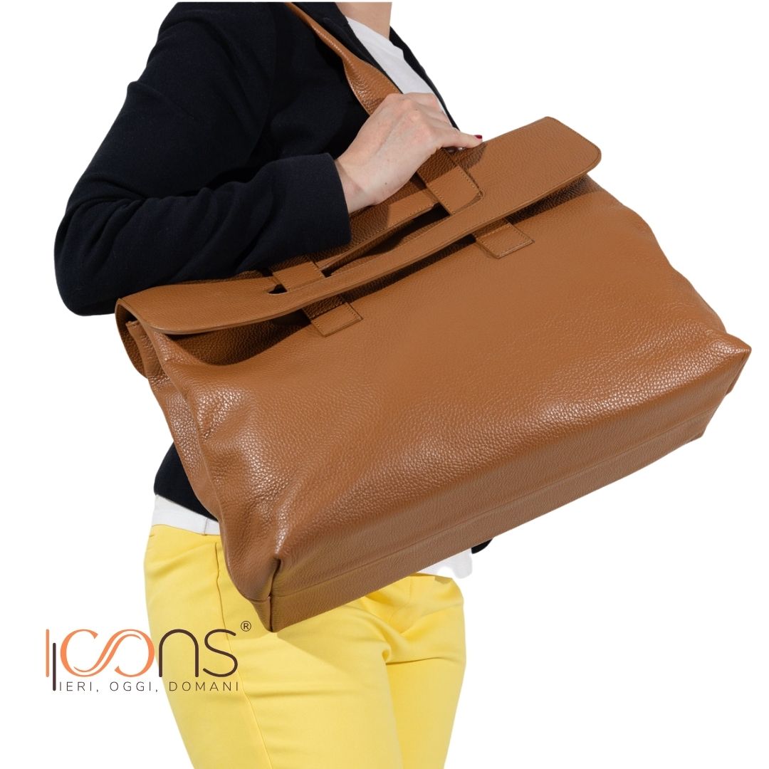 Borsa a spalla miss Helena large Icons bag indossata